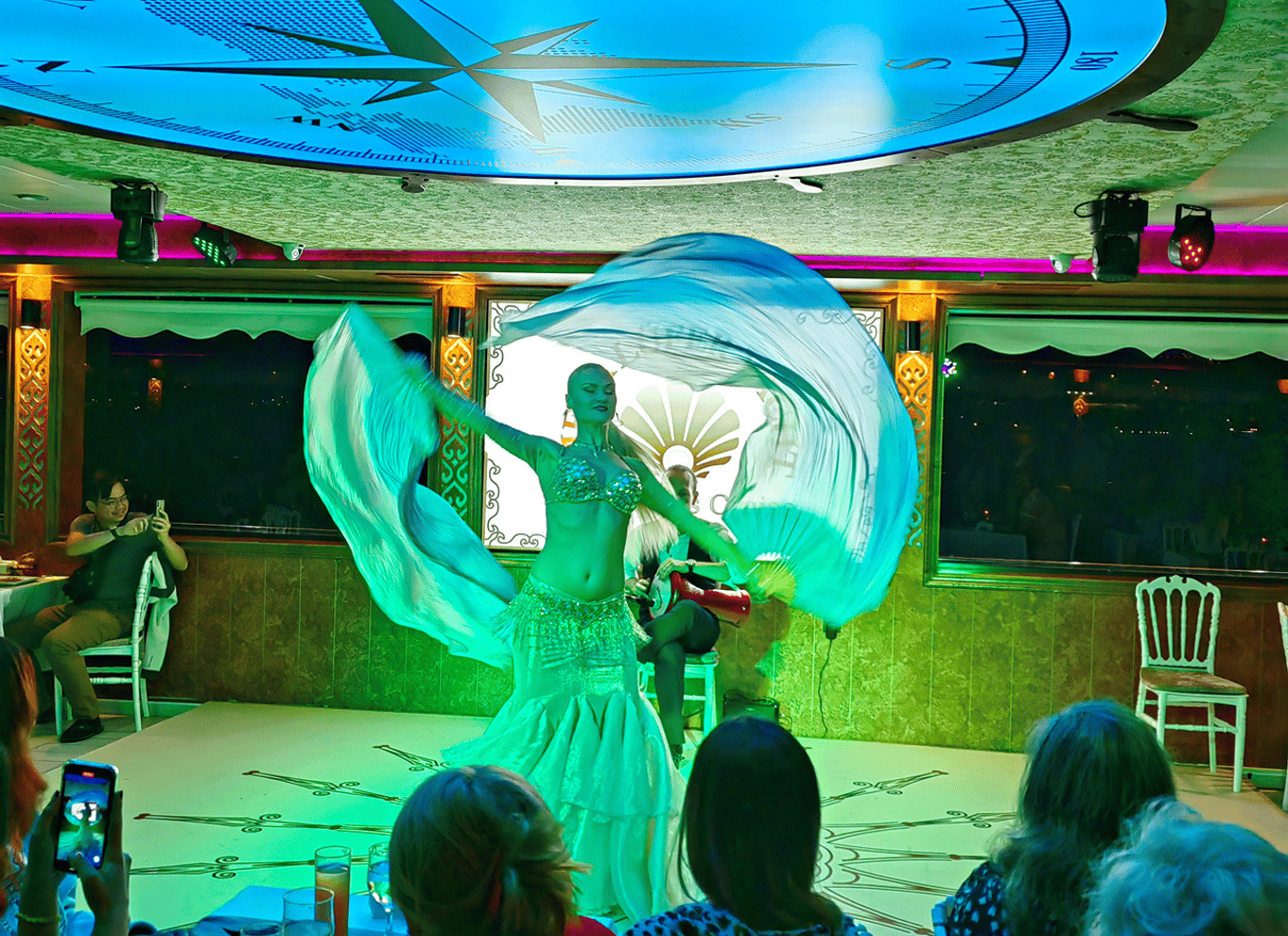 Istanbul: Bosporus-middagscruise og show med privat bord
