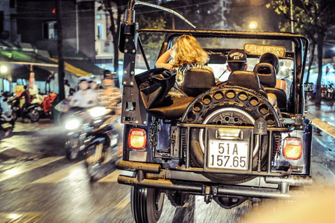 Saigon de nuit : visite privée de la ville en jeep et boisson au Skybar