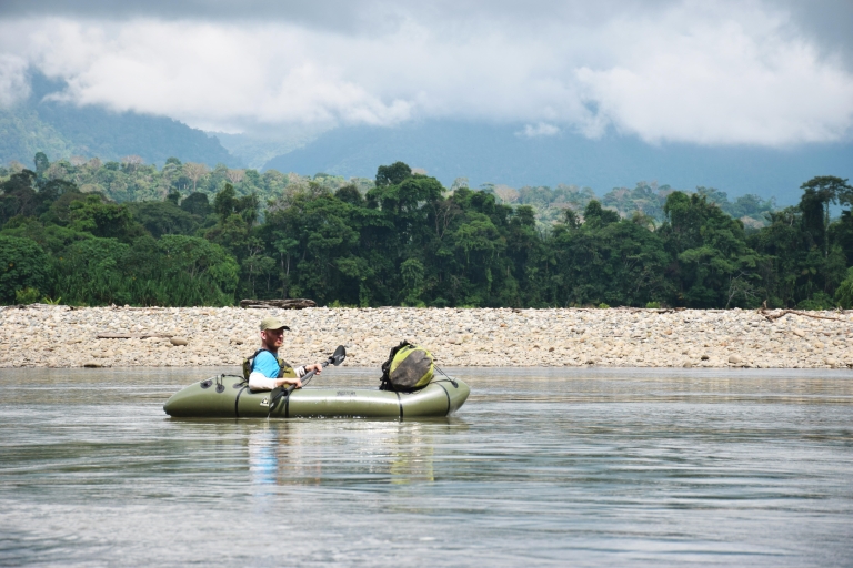 Guía de senderismo y rafting por la selva amazónica peruana
