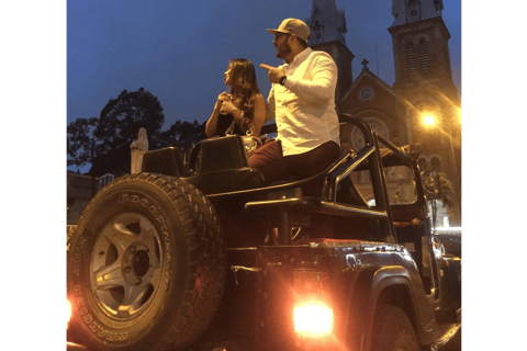 Saigón de noche: City Tour privado en jeep y bebida en el Skybar