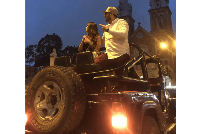 Saigón de noche: City Tour privado en jeep y bebida en el Skybar