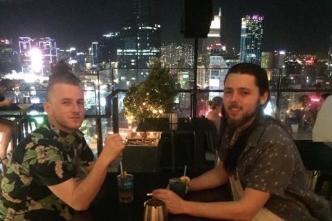 Saigón de noche: City Tour privado en jeep y bebida en el Skybar