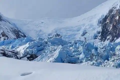 Aventura de trekking no gelo na geleira Calluqueo, Patagônia
