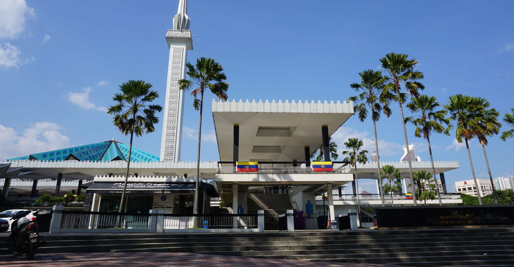 Kuala Lumpur: Private City Tour with KL Tower & Batu Caves