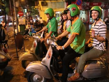 Hanoi bei Nacht: Vespa & Street Food Tour Hanoi bei Nacht: Vespa & Street Food Tour