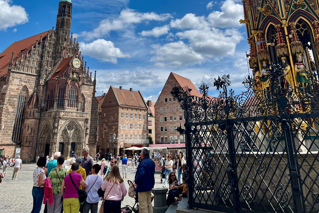 Nuremberg: Excursão a Pé pelas Áreas do Partido Nazista e pela Cidade Velha em Inglês
