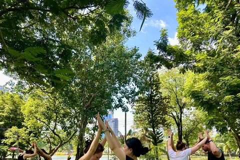 Bangkok: Ochtendyoga voor alle niveaus in Lumphini ParkBangkok: Yoga voor alle niveaus in het Lumphini Park