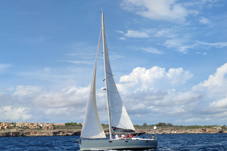 Portocolom: Half-Day Sailing Trip with Tapas and Open Bar