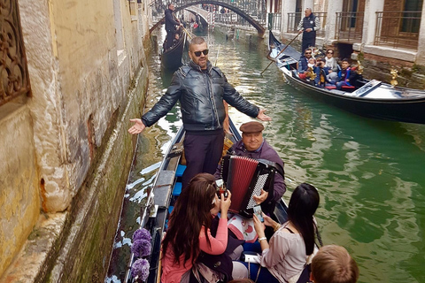 Venecia: 30 minutos en góndola por el Gran Canal y serenataPaseo compartido en góndola