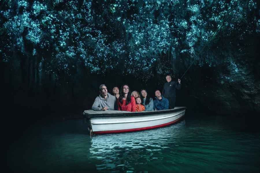 Waitomo: Tour durch die Glühwürmchenhöhlen mit dem Boot. Foto: GetYourGuide