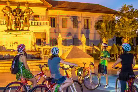 Punti salienti di Chiang Mai: giro turistico notturno in bici