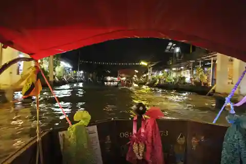 Private Wochenendtour zum schwimmenden Markt und Eisenbahnmarkt von Amphawa