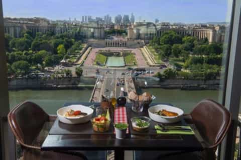 Tour Eiffel Champagne Lunch e tour di un giorno a Parigi da Londra