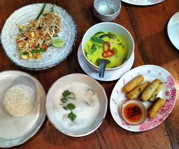 Chiang Mai: Small Group Thai Cooking Class with Market Tour