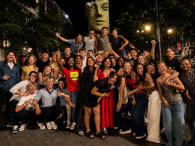 Amsterdam: Red Light District Pub Crawl with Unlimited Shots