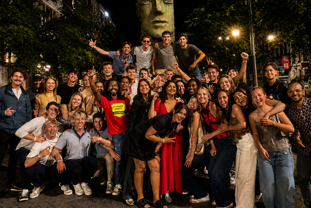Amsterdam: Red Light District Pub Crawl with Unlimited Shots