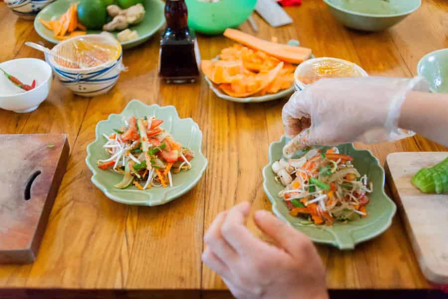 Praktischer vietnamesischer Kochkurs in kleiner Gruppe. Foto: GetYourGuide