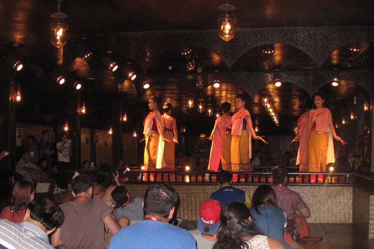 Repas traditionnel de Khan Toke à Chiang Mai et spectacle culturelVisite privée