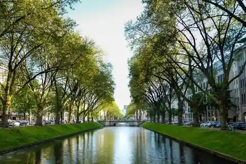 Dusseldorf : Highlights Walking tour with A Guide
