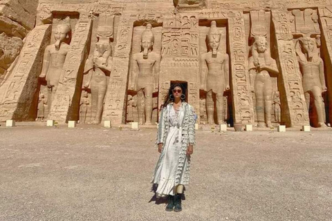 Do Cairo: Excursão de um dia a Abu Simbel com vôos e guia particularTour guiado com traslados, guia de turismo, almoço e entrada