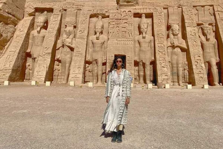 Do Cairo: Excursão de um dia a Abu Simbel com vôos e guia particularTour guiado com traslados, guia de turismo, almoço e entrada