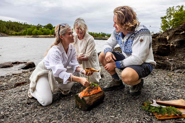 Oslo: Malmøya Guided Hike with Waffle & Salmon Experience