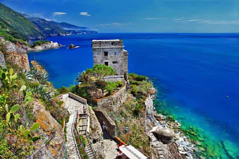 Lucca: Small Group Tour to Cinque Terre with Lunch