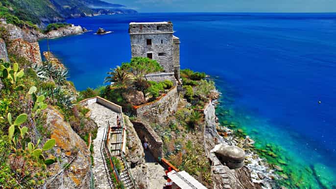 lucca small group tour to cinque terre with lunch