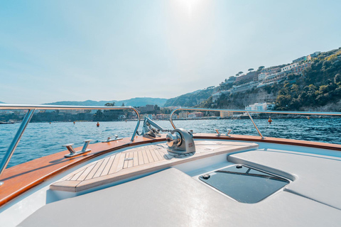 Positano: passeio de barco partilhado ao pôr do sol ao longo da Costa AmalfitanaPositano: passeio de barco partilhado ao pôr do sol pela Costa Amalfitana