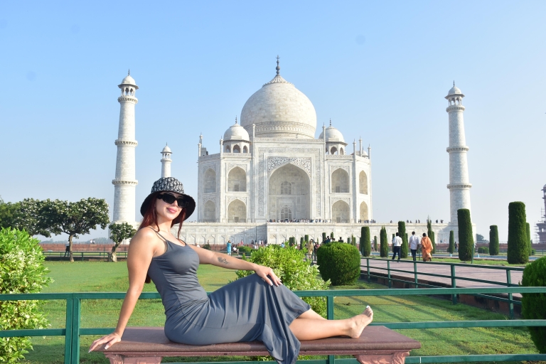 Agra: wycieczka z przewodnikiem po Taj Mahal z biletami wstępu bez kolejkiWycieczka z biletem wstępu i prywatnym przewodnikiem