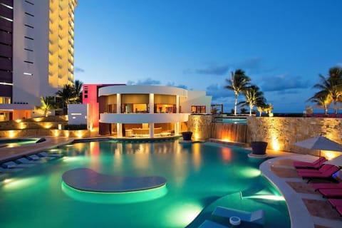 Private transfer from CUN Airport to Krystal Grand Cancun