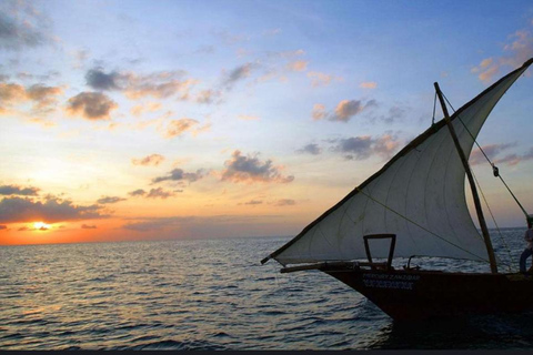 AU DÉPART DE NUNGWI ; CROISIÈRE EN BOUTRE AU COUCHER DU SOLEILPlage de Nungwi ; croisière en boutre au coucher du soleil