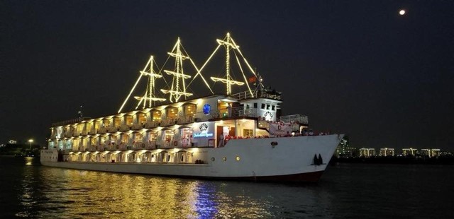 Visit Ho Chi Minh City: Romantic Dinner On Cruise On Saigon River in Douala