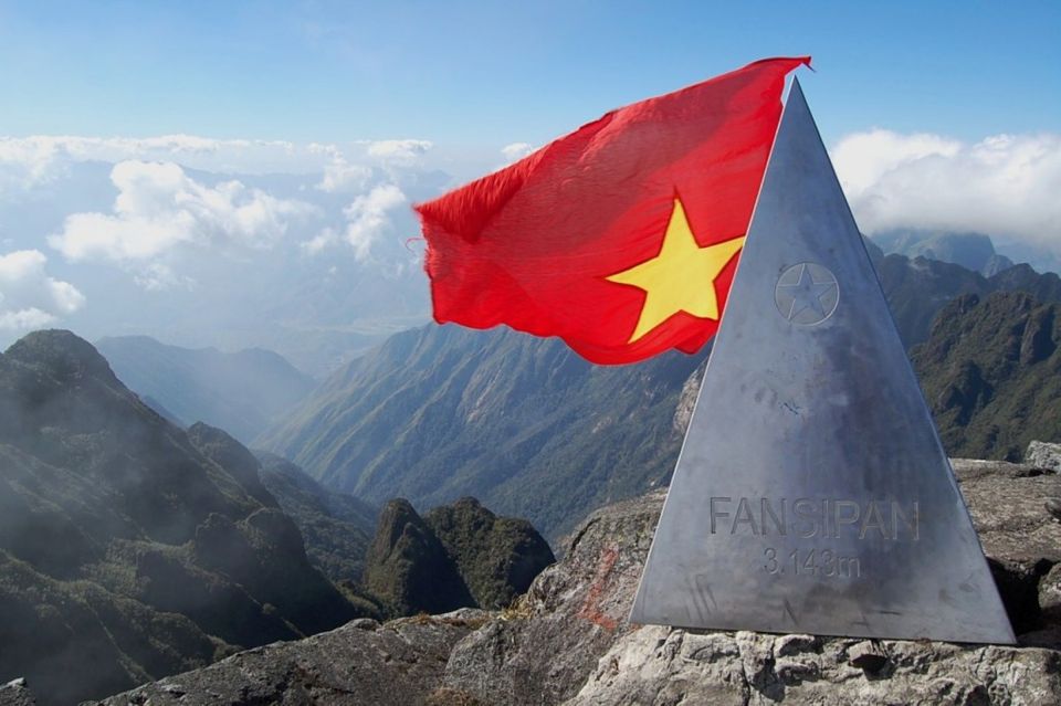 Fansipan: Hãy cùng đến với Fansipan - đỉnh núi cao nhất Việt Nam và tận hưởng cảm giác đứng trên đỉnh thế giới. Hình ảnh này cho bạn một cái nhìn khác về vẻ đẹp của nó, hãy thưởng thức nhé!