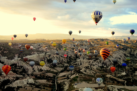 Från Istanbul: Kappadokiens höjdpunker i 2 dagar med ballongFrån Istanbul: Cappadocia Highlights 2-dagars rundtur med ballong