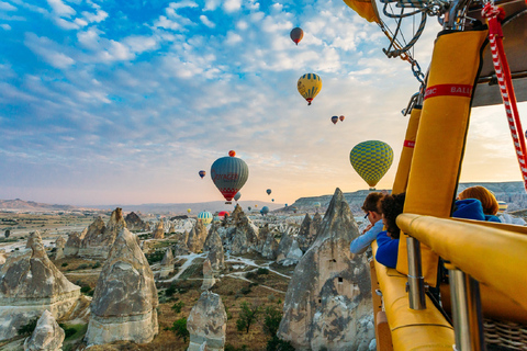 Cappadocia: tour di 2 giorni delle attrazioni con mongolfiera da IstanbulDa Istanbul: Tour di 2 giorni dei punti salienti della Cappadocia con mongolfiera