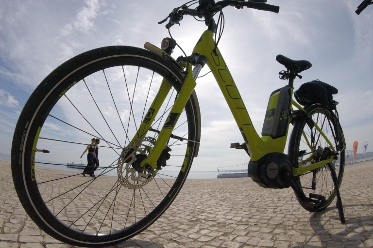 Lissabon: E-Bike-Tour zur Statue Cristo Rei in AlmadaLissabons Süden: 3-stündige E-Bike-Tour auf Deutsch