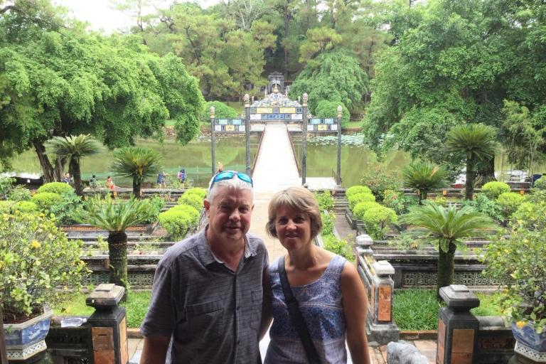Visita privada de la ciudad de Hue: Pagoda de Thien Mu, embarcaciones de dragón y manualidades