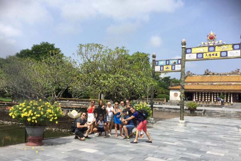 Visita privada de la ciudad de Hue: Pagoda de Thien Mu, embarcaciones de dragón y manualidades