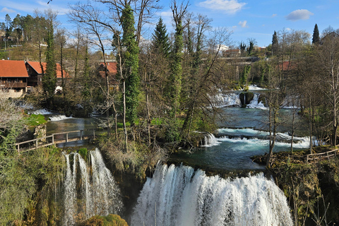 Da Zagabria: tour privato dei Laghi di Plitvice e del villaggio di RastokeDa Zagabria: Laghi di Plitvice e villaggio di Rastoke con pranzo