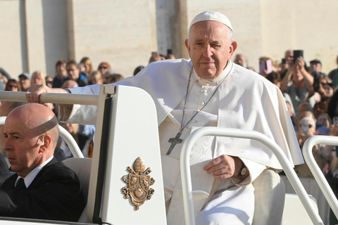 ROME: PAPAL AUDIENCE EXPERIENCE Papal Audience in Spanish