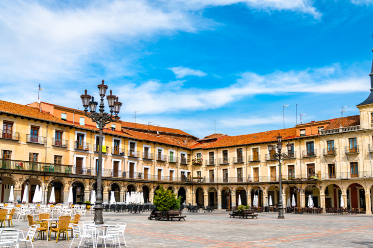 León: Private Guided Tour with Your Mobile Phone León: The Codex Calixtinus and San Isidoro with Physical Kit and Live Guide