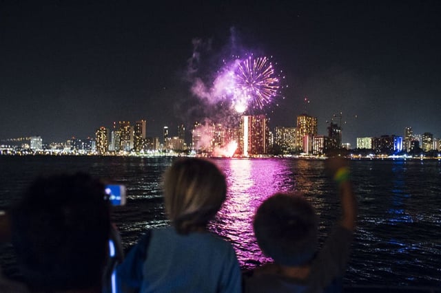 Oahu : Croisière de feux d&#039;artifice du vendredi soir à Waikiki