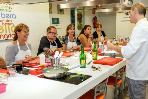 Madrid: clase de cocina española de medio díaClase de cocina de paella y visita al mercado por la mañana