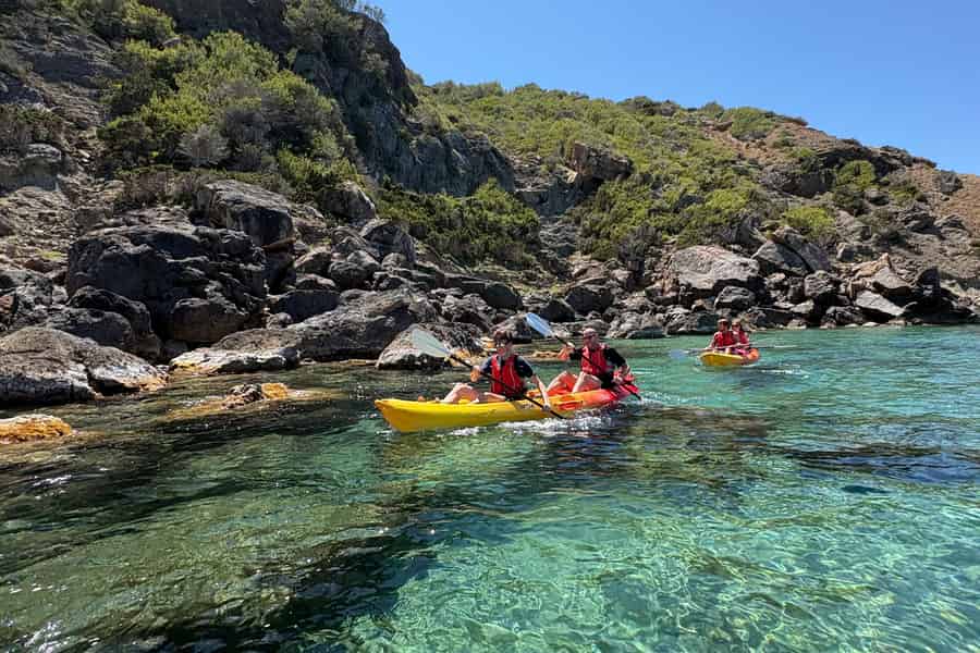 Kajak & Schnorcheln: kristallklares Wasser & Meereshöhlen, Nordosten von Ibiza. Foto: GetYourGuide Kajak & Schnorcheln: kristallklares Wasser & Meereshöhlen, Nordosten von Ibiza. Foto: GetYourGuide