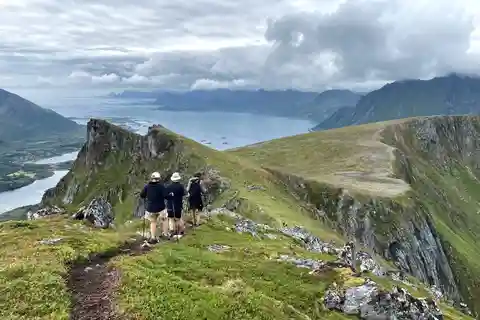 Lofoten Inseln: Geführte Wanderungen in die Wildnis - bergauf