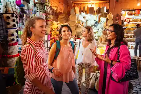 Tour privado por los zocos con té y aperitivo tradicional