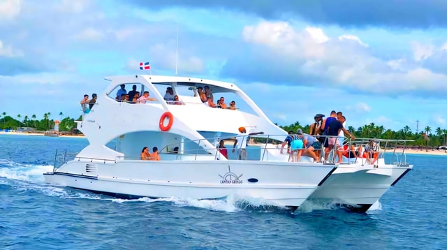Punta Cana: Saona Island Catamaran Vip with Lunch & Drinks