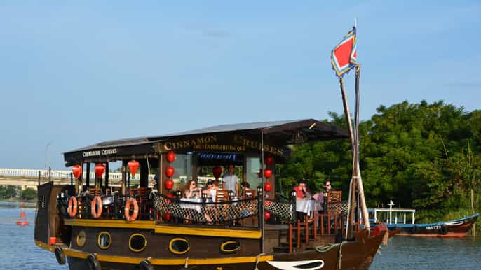 romantic sunset dinner cruise in hoi an