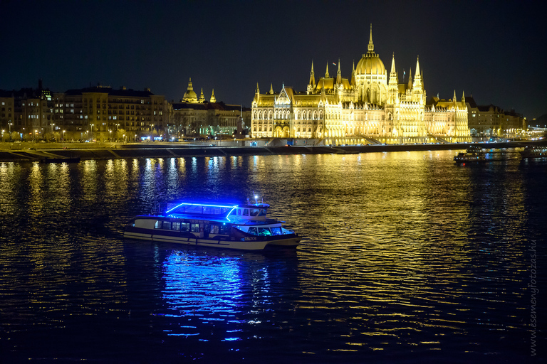 Budapest - juldagen Middagskryssning på juldagen med levande pianomusikMiddagskryssning och show